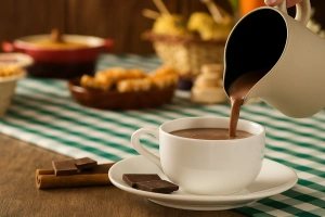 taza de chocolate caliente peruano con canela y clavo