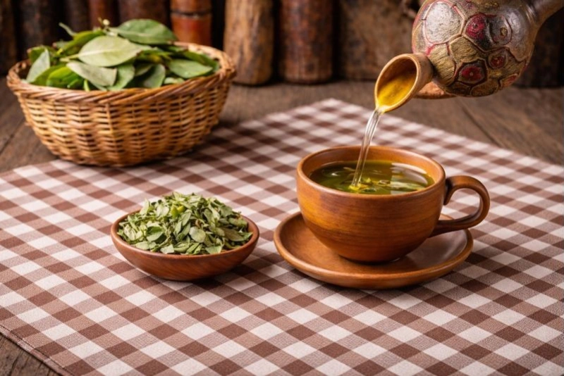 Té de coca andino servido en taza de cerámica artesanal