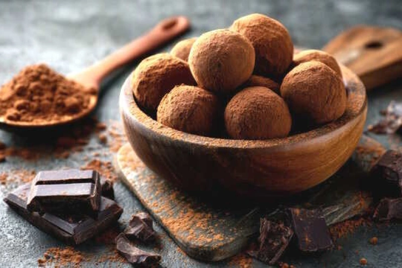 Trufas de chocolate navideñas con decoración festiva